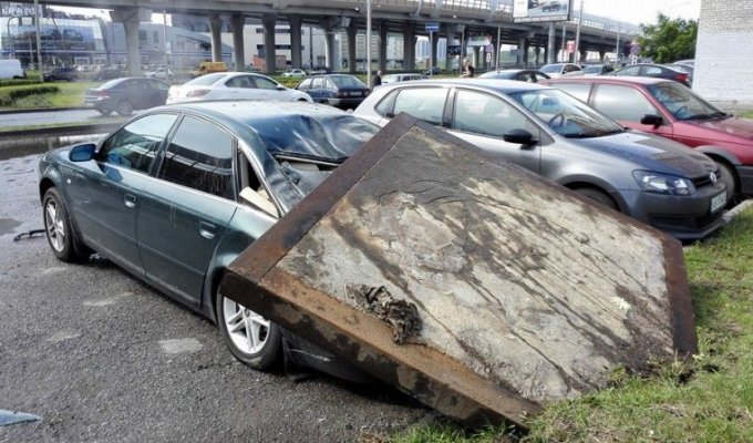 В Петербурге бетонная крышка коллектора взлетела и упала на припаркованную Ауди (8 фото + 3 видео)