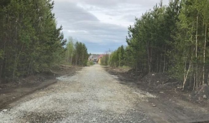 Под Екатеринбургом местным жителям пришлось самим оплатить ремонт дороги (4 фото)