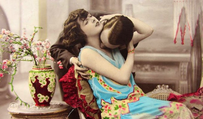 Как романтично целоваться: французские открытки 1920-х годов (51 фото)