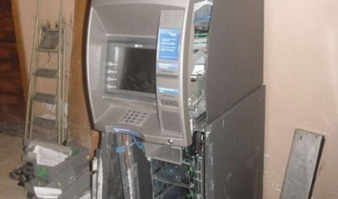 Вскрыли банкомат (7 фото)