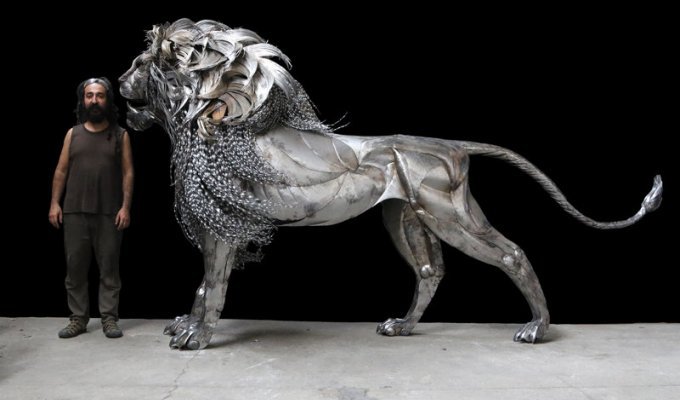 Возвышающийся стальной лев от Сельчука Йылмаза (4 фото)