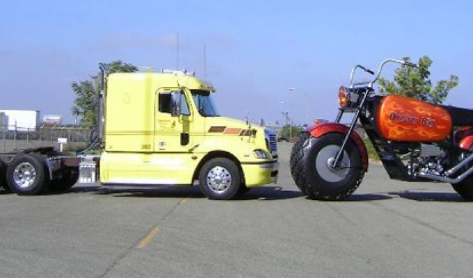 Мотоцикл размером с фуру (4 фото)