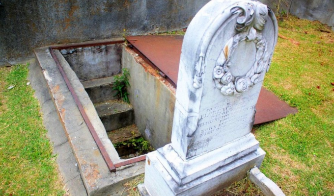 Секрет необычного надгробия или грустная история о материнской любви (6 фото)