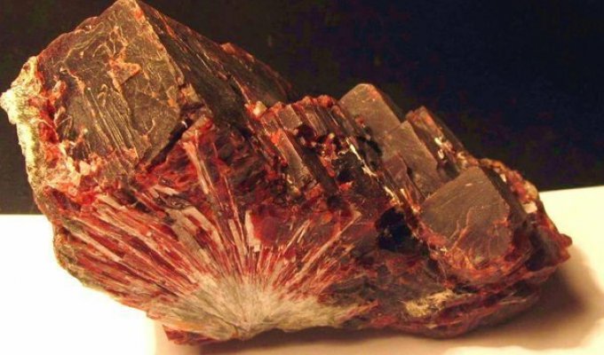 Как выглядит самый редкий и самый дорогой минерал в мире (2 фото)
