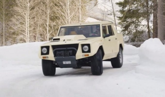 Когда ваш Range Rover застревает в снегу, берите Lamborghini LM002 (2 фото + 1 видео)