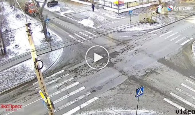 Снегоуборочный КамАЗ перевернул легковушку в Бийске