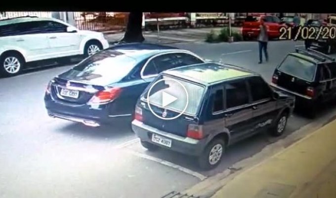 В Бразилии грабитель налетел на машину с семьей