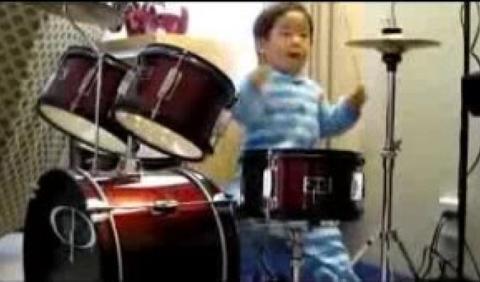 Ребенок играет на барабанных установке