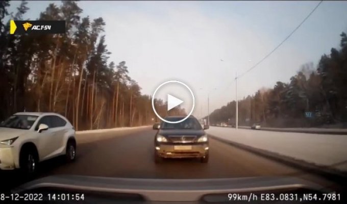 Автомобилистка на «Лексусе» улетела в кювет под Новосибирском