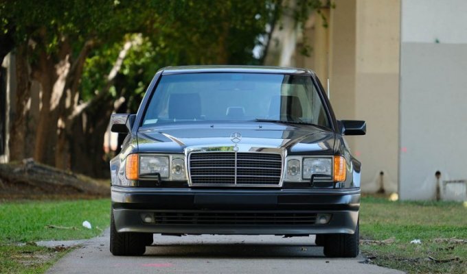 В США пустят с молотка культовый Mercedes 500E W124 (22 фото)