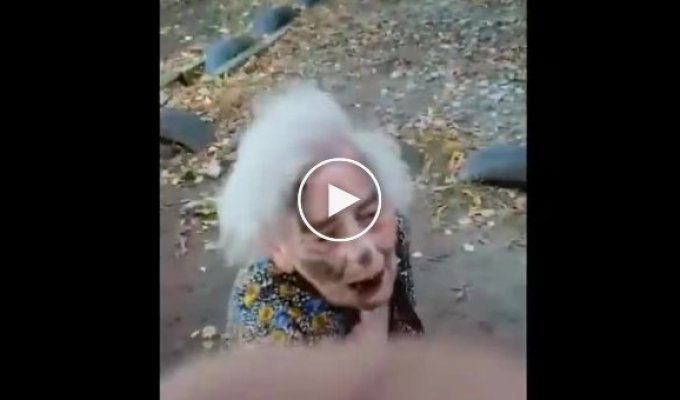 В Клинцах парень защитил 88-летнюю старушку, которую избивал пьяный неадекват (мат)