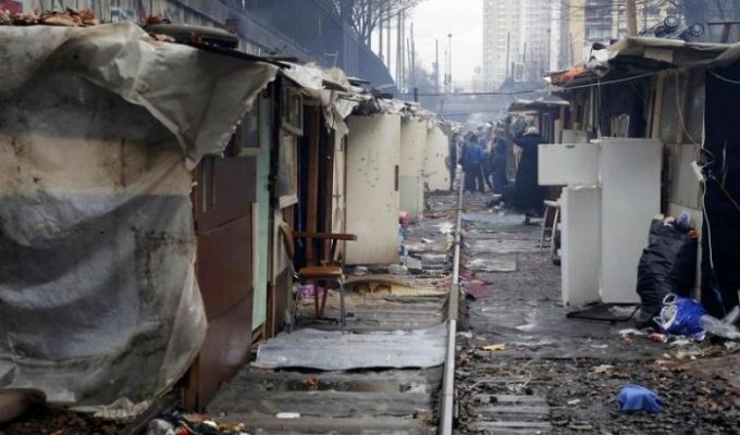 Цыганские трущобы на окраине Парижа (16 фото)
