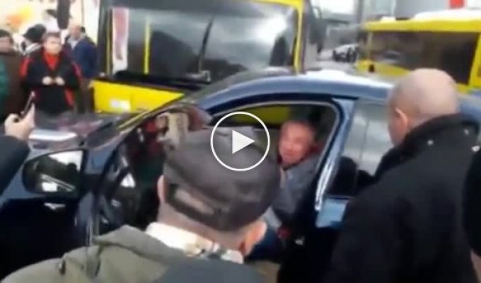 Разборки киевлян и наглого водителя БМВ засняли с другой камеры на котором видно лицо