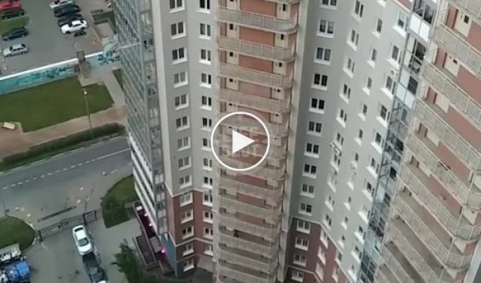 В Красногорске мужчина устроил стрельбу с балкона