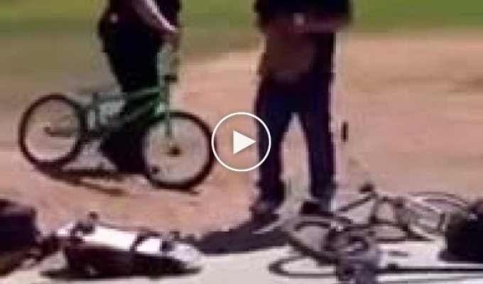 Полицейский показывает трюки на велосипеде
