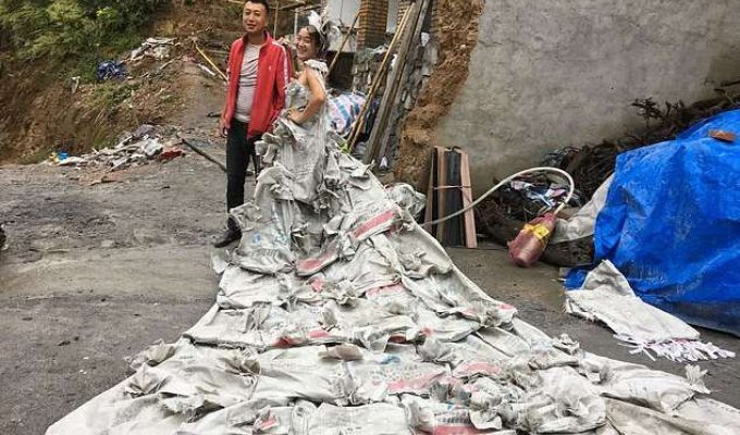 Фермерша пошила свадебное платье из 40 мешков для цемента, оставшихся после ремонта (7 фото)
