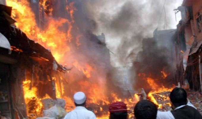 Взрыв на рынке в Пешаваре (10 фото)