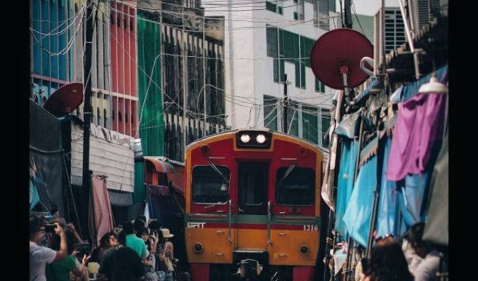 Меклонг - удивительный рынок в Таиланде, сквозь который проходит поезд (10 фото + 2 видео)
