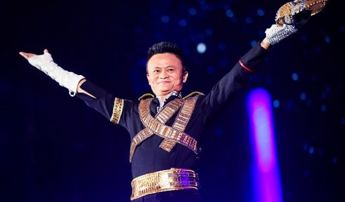 Самый богатый человек Китая станцевал на корпоративе в образе Майкла Джексона (3 фото + 1 видео)