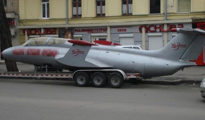 КомОдесские коммунисты решили сделать Ющенко потрясающий подарок - самолет. Не совсем простой самолет...