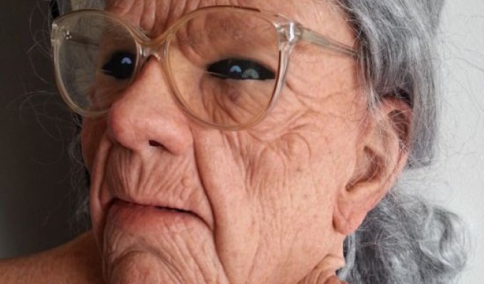 Реалистичная маска пожилой женщины (3 фото) (эротика)
