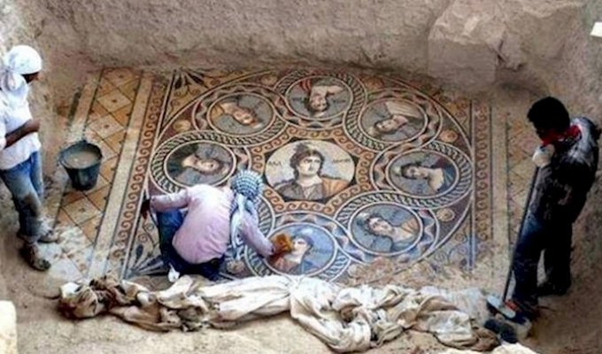 Археологи нашли в затопленном районе древнюю мозаику невероятной красоты (8 фото)