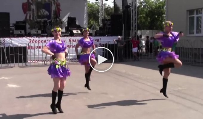 Танец «Цуки-цуки» от украинских девчат