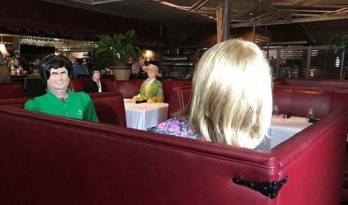Криповые куклы в ресторане в США скрашивают одиночество людей (4 фото + 1 видео)