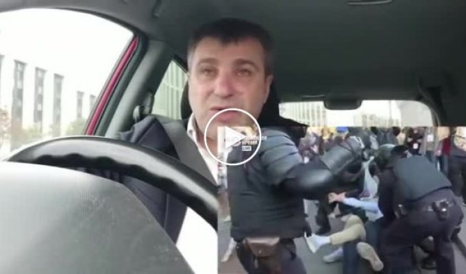 Забавный допрос полицейского задершавшего митингующего против российской власти