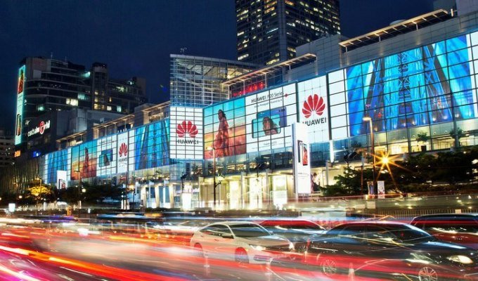 Huawei начал увольнять «американских шпионов» (1 фото)