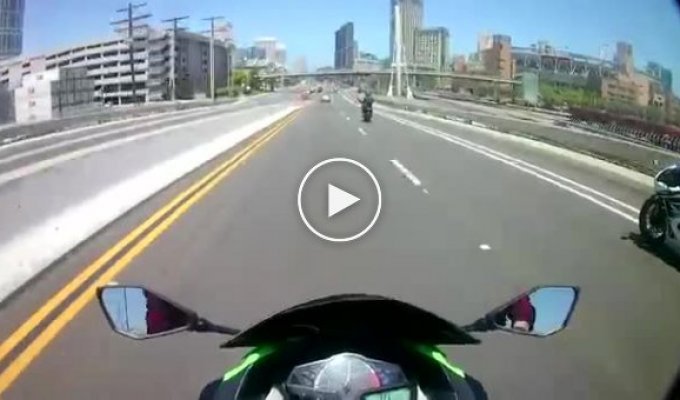 Водитель автомобиля проучил мотоциклиста за небезопасную езду