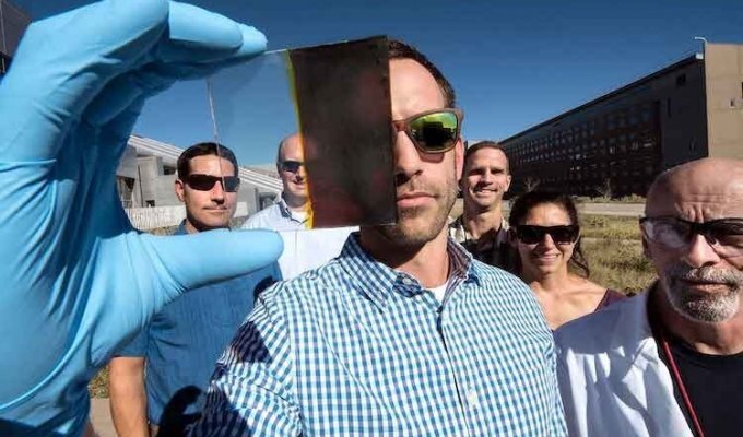 В США разработали стекло, которое превращает солнечный свет в электричество (2 фото + 1 видео)