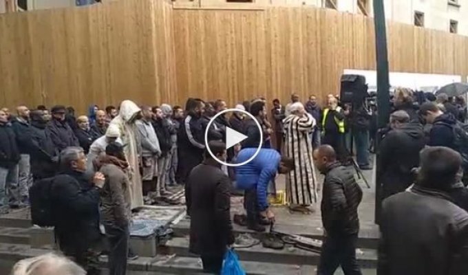 Французы не дали мусульманам провести уличные молитвы