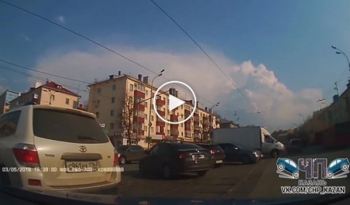 В Казани трамвай протаранил три машины