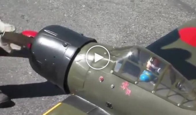 Игрушечный вертолет против игрушечного самолета