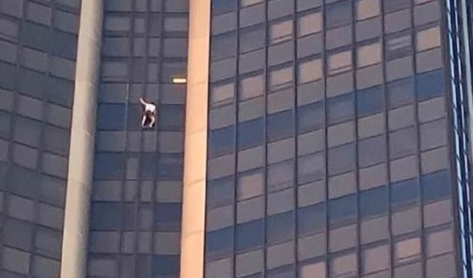 Неизвестный залез на башню Монпарнас без страховки (4 фото + 1 видео)