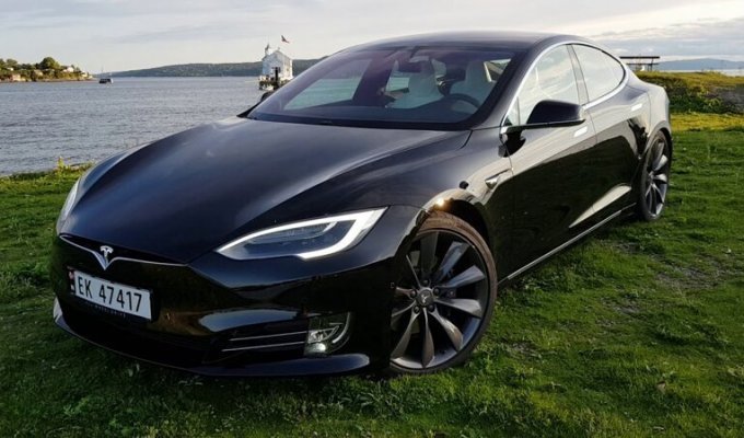 Шутки из будущего: телефоны заперли владельцев Tesla в машинах (3 фото)