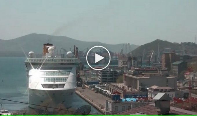 Забавная озвучка происходящего в порту Владивостока