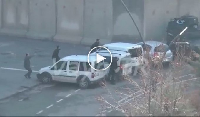 В турецком Газиантепе террорист расстрелял полицейских