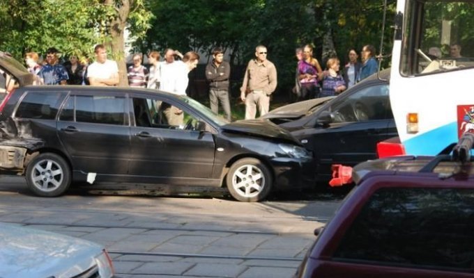 Авария на судостроительной улице (4 фотографии)