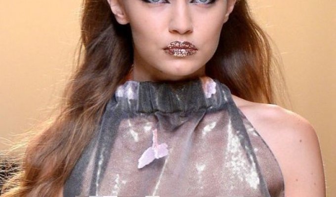 Джиджи Хадид в прозрачном платье на модном показе Fendi Fashion Show (9 фото) (эротика)