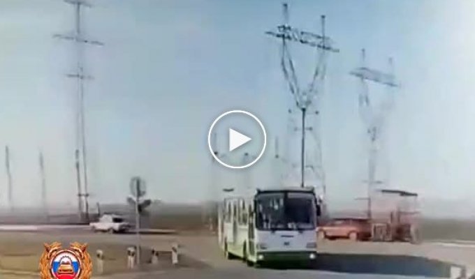 В Красноярском крае пассажирский автобус столкнулся с тепловозом