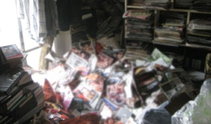 Японский коллекционер порножурналов погиб, задавленный своей коллекцией! (3 фото)