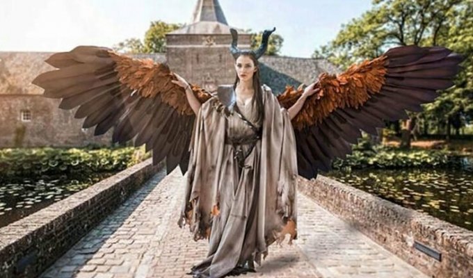 Косплеер создала эпичные крылья для костюма, которыми она может двигать в любой момент (13 фото)