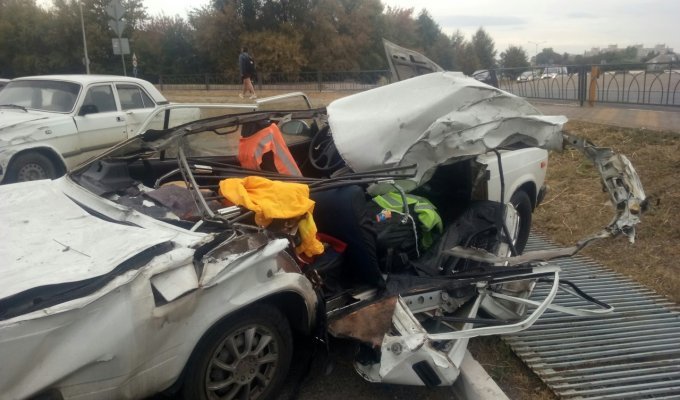 В Белгороде пьяный водитель перелетел через кольцо и уничтожил 5 машин (2 видео + 2 фото)