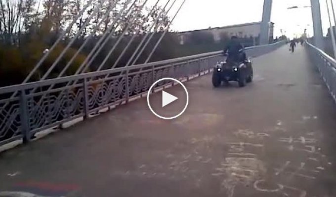 В Тюмени квадроцикл гонял на Мосту влюбленных