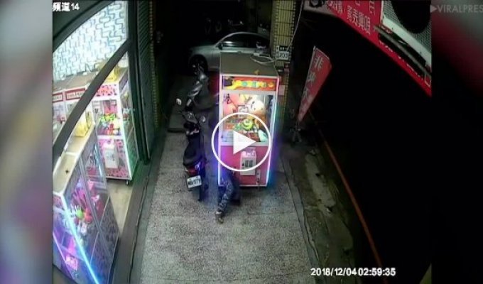 Гибкий житель Тайваня обокрал игровой автомат