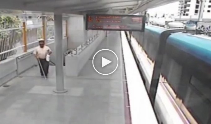 Слепой мужчина сел в поезд