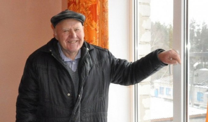 Пенсионер из Воронежа за свой счет установил металлопластиковые окна в одной из палат районной больницы (2 фото)