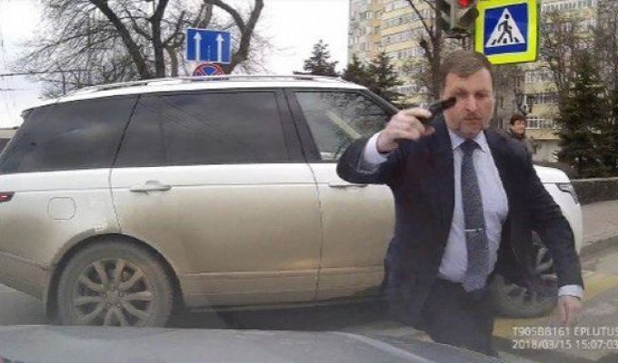 Ростовский депутат Игорь Амураль с оружием в руках напал на автомобилиста (3 фото + видео)